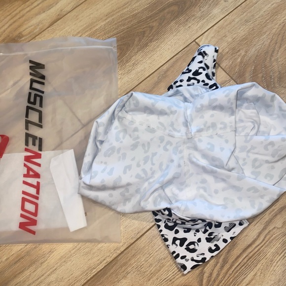 ***SOLD*** Scrunch bum Snow leopard Leggings - Picture 8 of 10